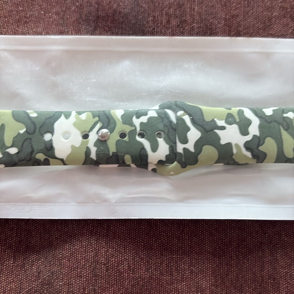 🆕 Silicone Green & White Camouflage Print Apple Watch Band- Sz S/M 38/40 - Picture 3 of 4